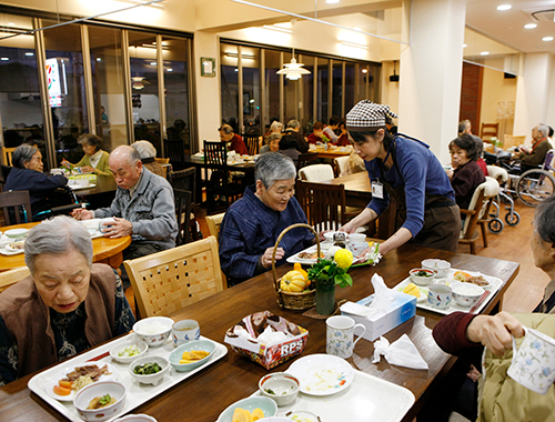 画像：フロイデ彦島の食事風景