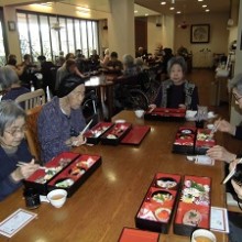 料理と入居者さん